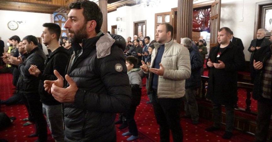 Eller depremde vefat eden vatandaşlar için semaya açıldı