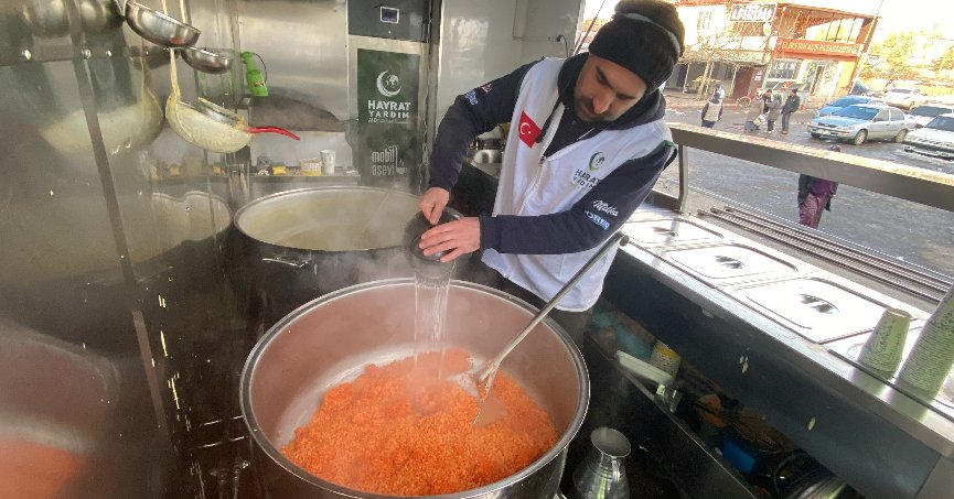 Deprem bölgesinde binlerce kişiye sıcak yemek veriyorlar