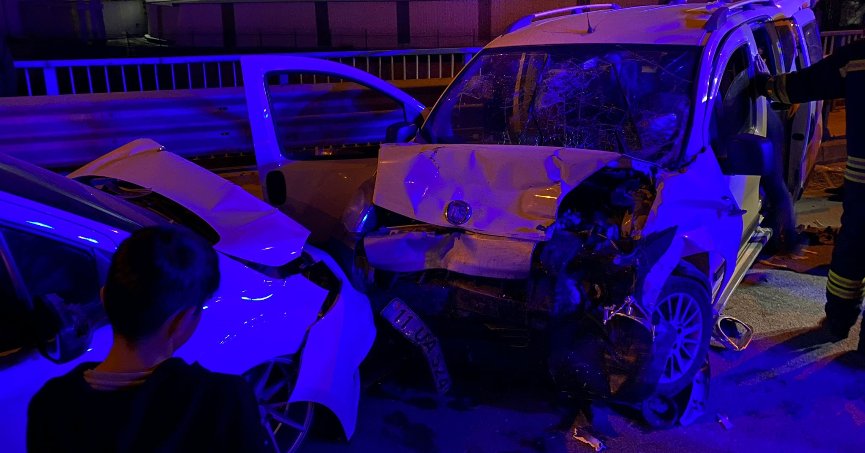 Ters yöne girip karşıdan gelen araçla çarpıştı: 5 yaralı