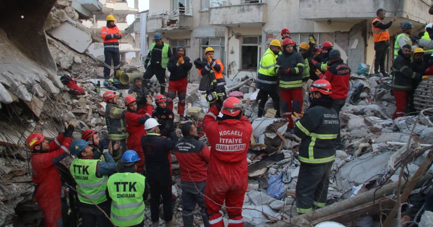 1 gün boyunca enkazda kalmıştı, bu kez 82 cana umut olan ekibin parçası oldu