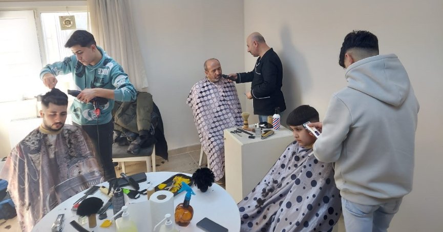 Kuaförler depremzedeler için çalışıyor