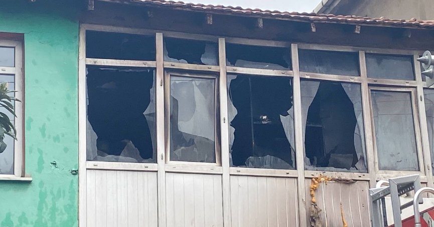Yangına camları kırarak müdahale ettiler