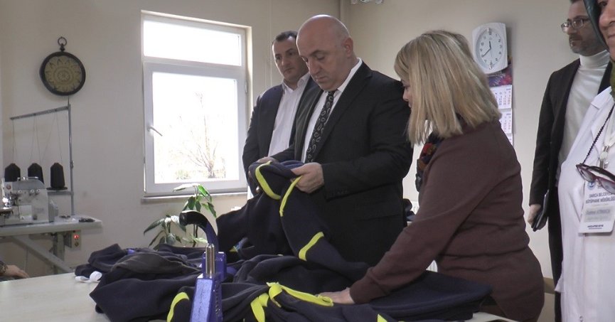 Çocuklar üşümesin diye gece gündüz çalışıyorlar