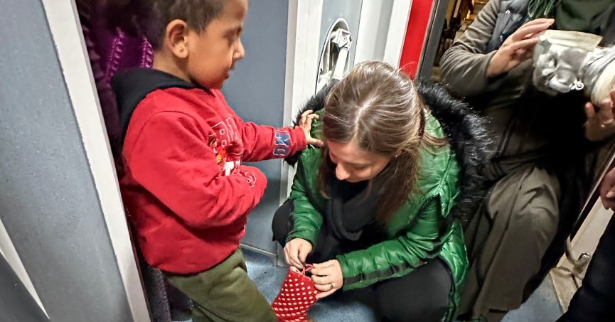 Depremzede çocuklara anne şefkati