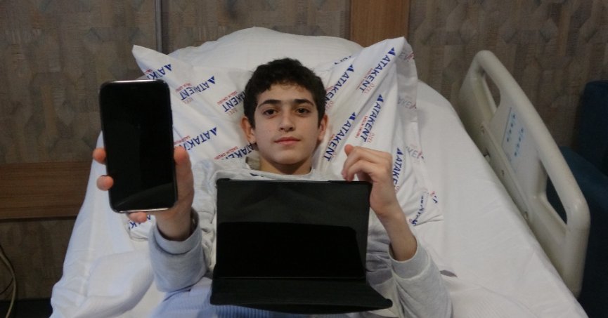 Anne ve babasını kaybeden Enes'e hastane çalışanlarından duygulandıran jest