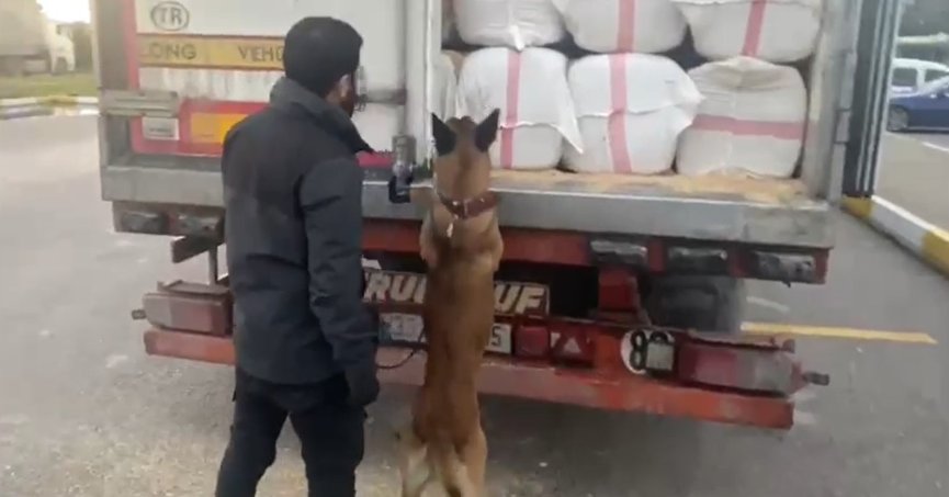 TEM'de durdurulan saman yüklü tırdan 99 kilo eroin çıktı