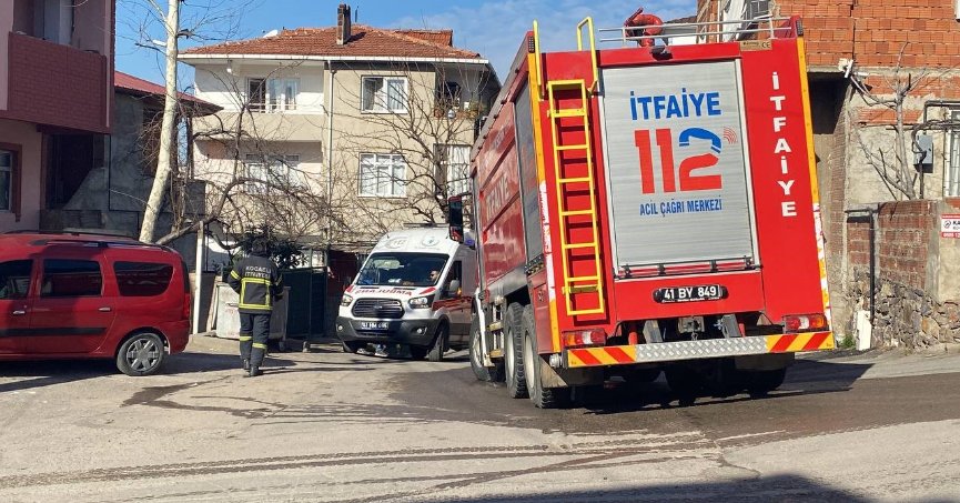 Gecekonduda çıkan yangında 2 kişi dumandan etkilendi