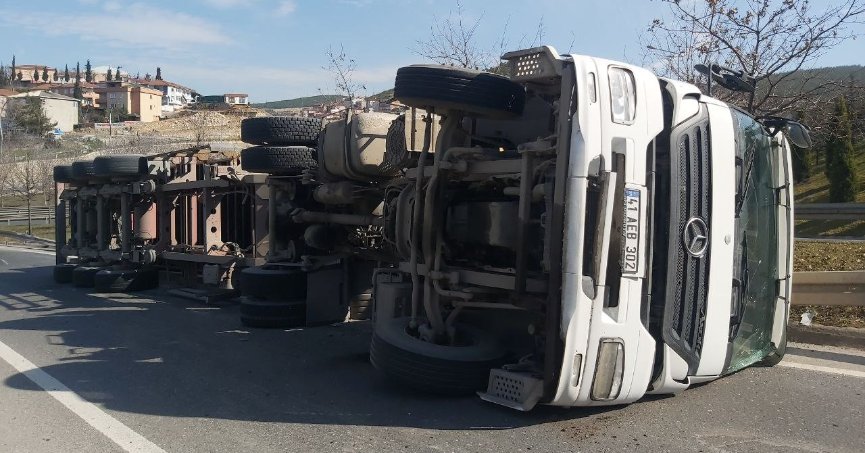 Viraja hızlı giren tır devrildi, sürücüsü yaralandı