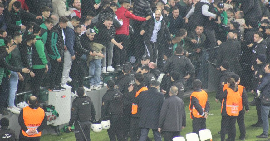 Kocaelispor - Sakaryaspor maçında tribünde gerginlik
