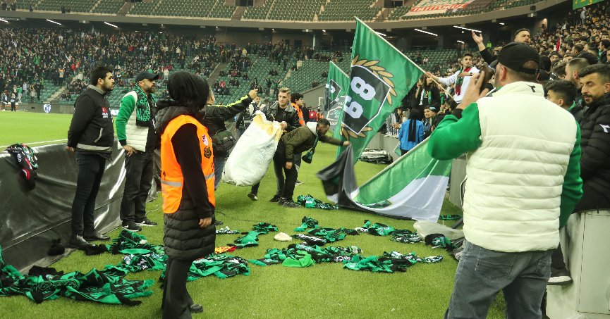 Deprem saatine denk gelen dakikada atkılar sahaya atıldı