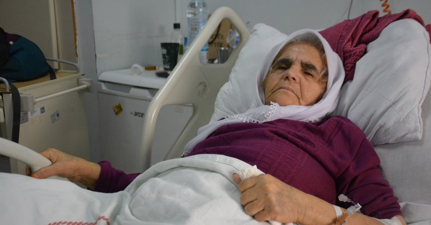 Enkazdan çıkarılan Sabriye nine: 