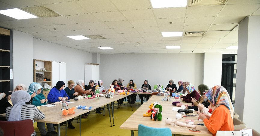 Depremzede çocuklar için örüyorlar