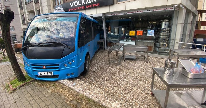 Camiden çıkıp dükkanına geldi, gördüğü manzarayla hayrete düştü