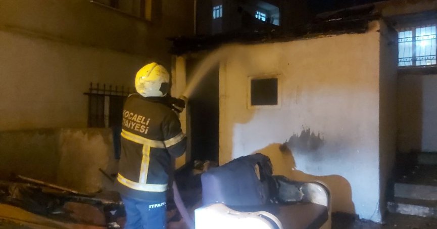 İki bina arasındaki kömürlük alev alev yandı