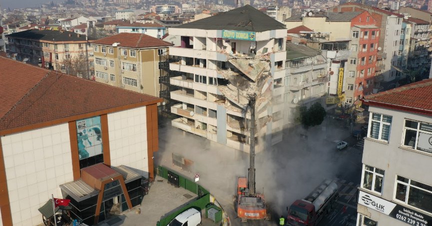 1999 Marmara Depreminde hasar almıştı, 24 yıl sonra yıkımına başlandı