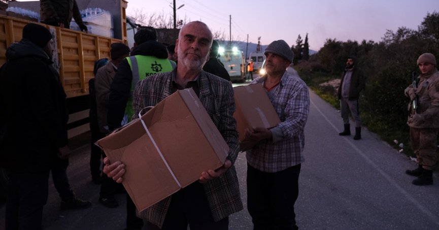 Her gün 300 aileye yardım götürüyorlar