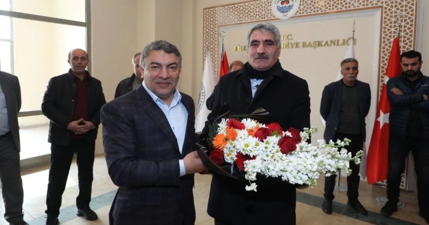 Başkan Şayir, çiçeklerle karşılandı 