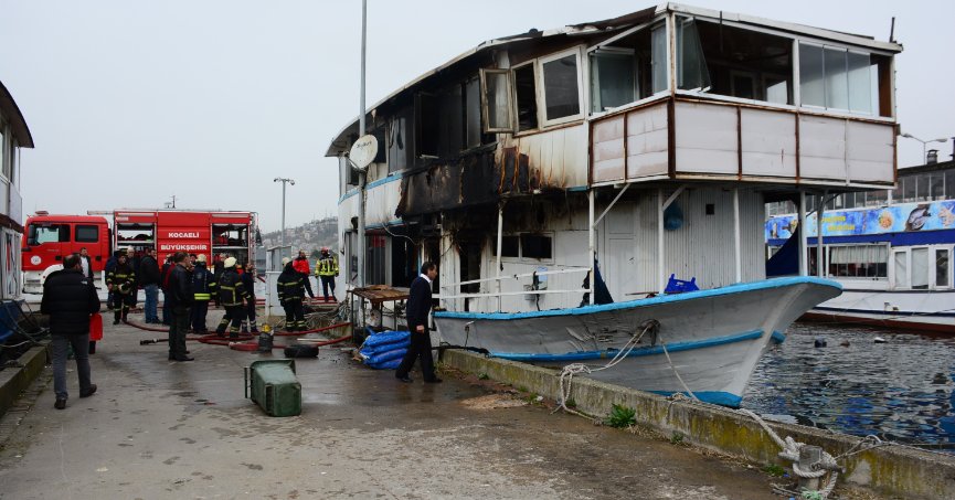 Marinada yanan tekne kullanılamaz hale geldi