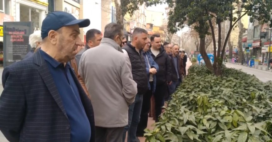 İtfaiye yangını söndürdü, vatandaş meraklı gözlerle olan biteni izledi