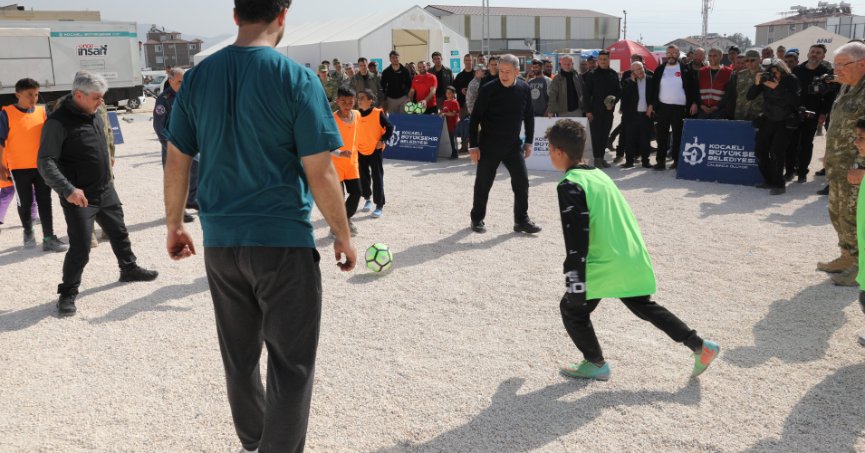 Bakan Akar, Büyükşehir’in çadır kentinde çocuklarla futbol oynadı