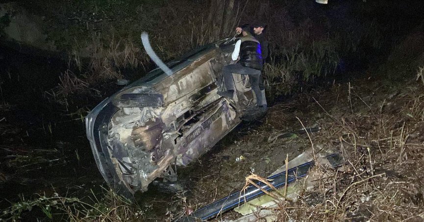 Ticari araç dere yatağına uçtu