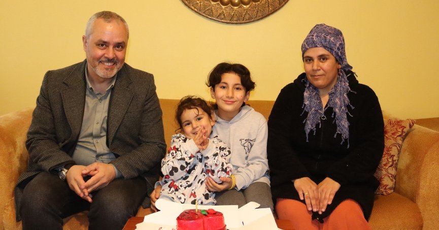 Depremzede miniğe doğum günü sürprizi