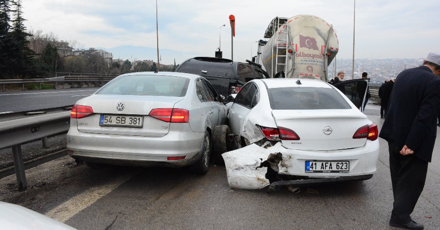 TEM'de 23 araç kazaya karıştı: 11 yaralı