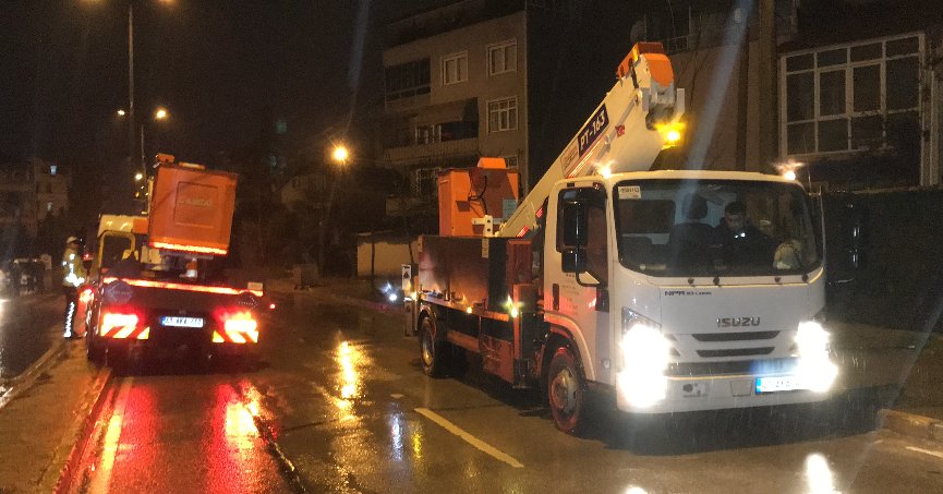 Seyir halinde dorsesi açılan kamyon elektrik tellerini devirdi