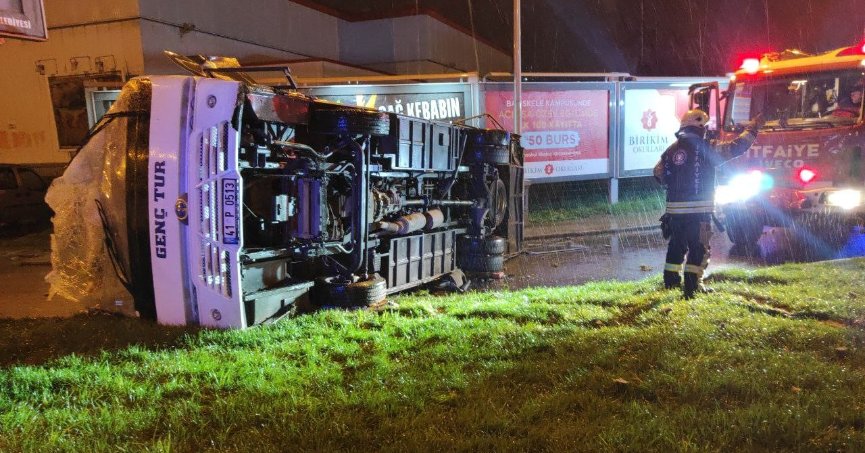 Kontrolden çıkan minibüs, binaya çarptı 