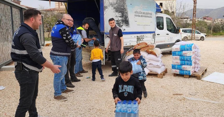 GÖLCÜK BELEDİYESİ HATAY'DA İÇME SUYU DAĞITIMINI SÜRDÜRÜYOR
