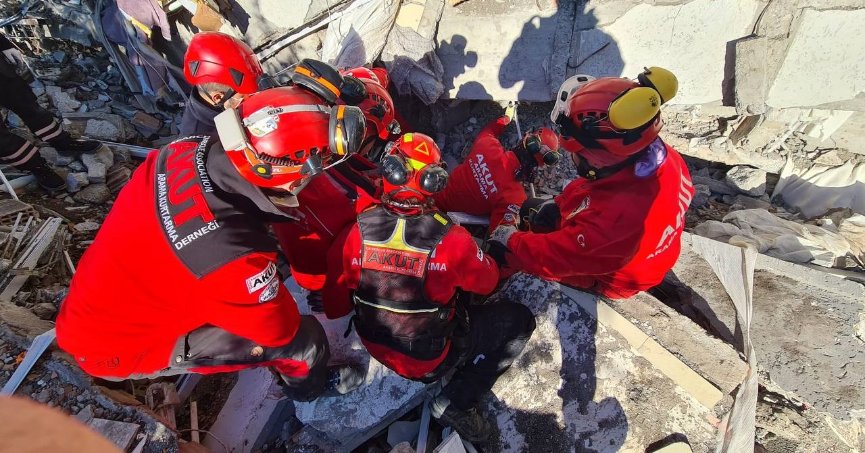 27 kişiyi yıkıntıların arasından sağ çıkaran ekibin lideri o anları anlattı
