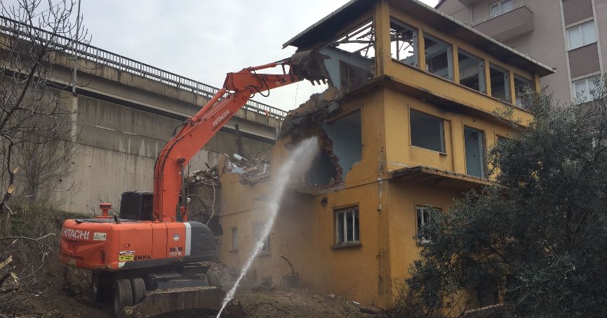 Körfez’de metruk bina yıkıldı