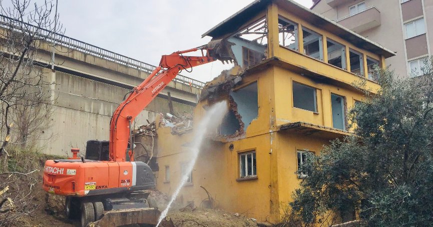 Körfez'de metruk bina yıkıldı