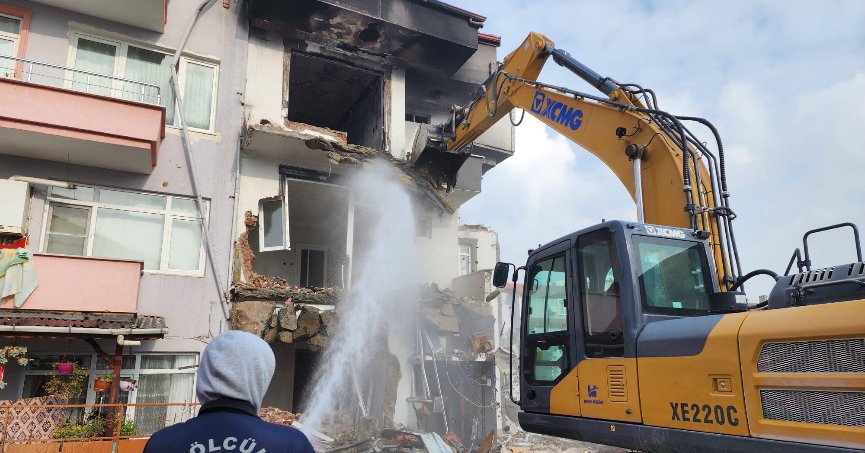 PATLAMADA AĞIR HASAR ALAN BİNANIN YIKIMI TAMAMLANDI