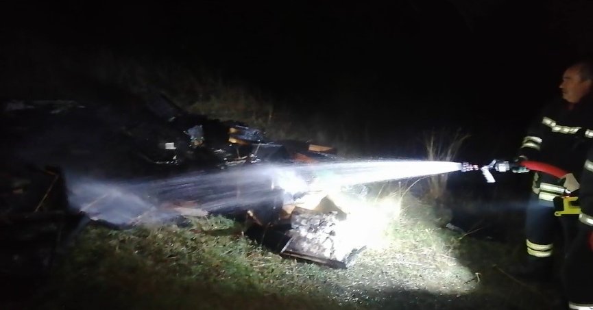 Ormanlık alandaki arı kovanları kül oldu