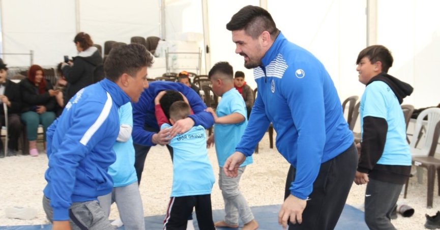 Depremzede çocuklar başpehlivanları tuş etti