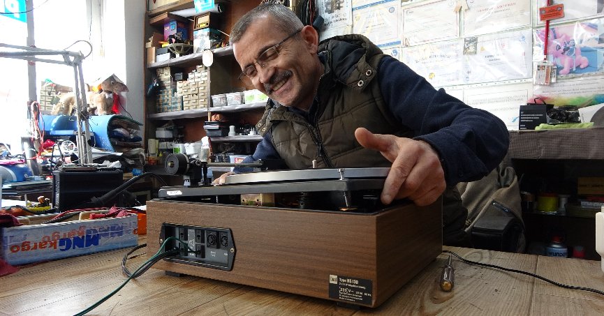 Bozuk radyoyu tamir ederek başlamıştı, mahallesinde dükkan sahibi oldu