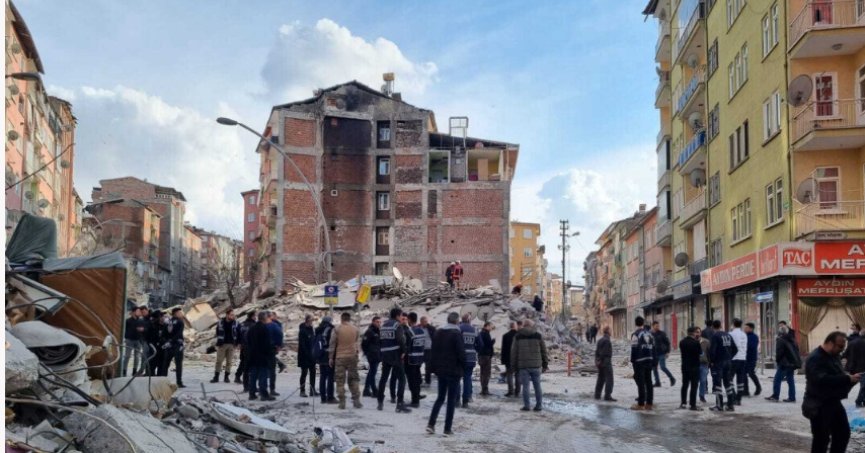 Malatya'da 5 katlı bina çöktü