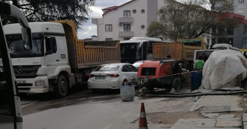 BEKİRDERE'DE İNŞAAT ÇALIŞMASI TRAFİĞİ KİLİTLEDİ! 