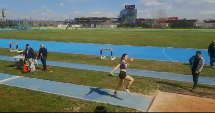 3 adım atlamada şampiyonluğu göğüsledi