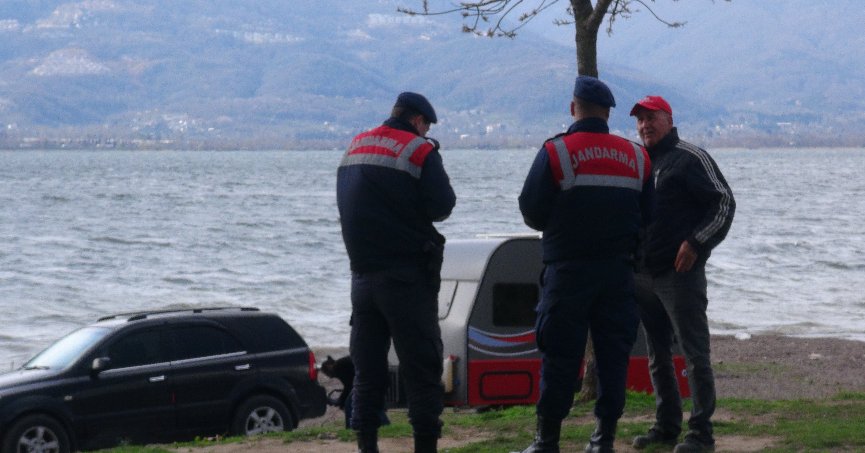 Sapanca Gölü'nde kano alabora oldu: 2 kişi yüzerek kıyıya çıktı