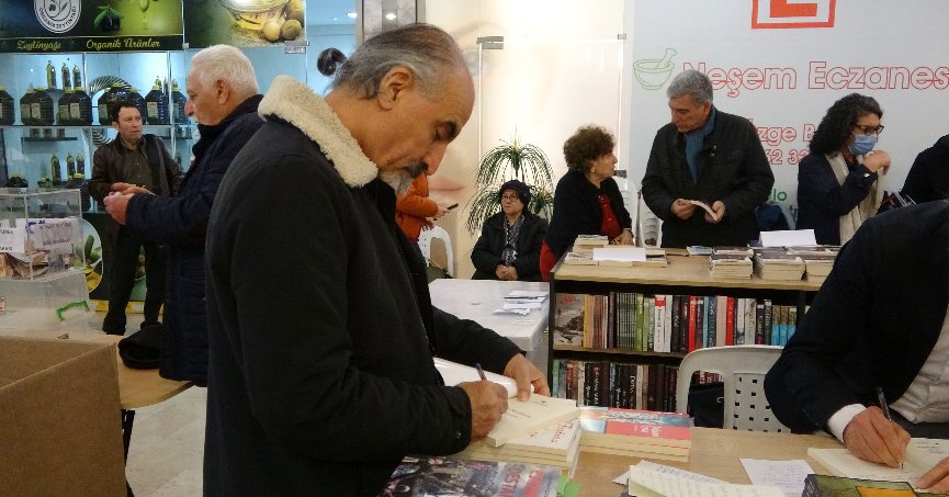 Kitabının gelirini depremzedelere bağışladı 