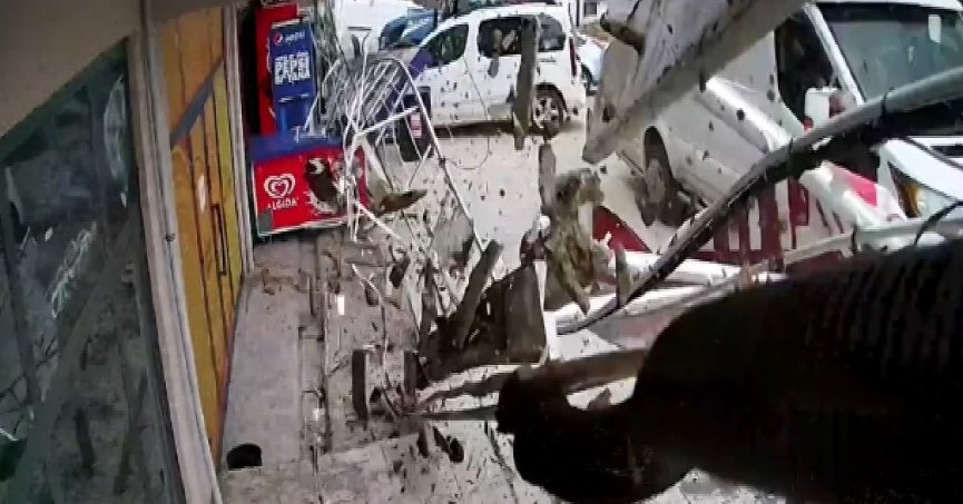 Lodosun devirdiği tabelalardan canını son anda kurtardı