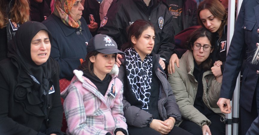 Hayatını kaybeden polis babasının şapkasını bir an olsun başından çıkarmadı