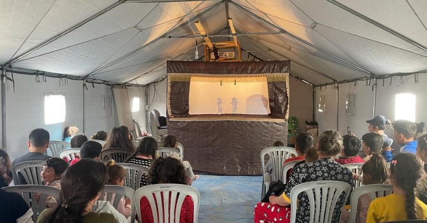 Çadır kentin çocukları Karagöz ve Hacivat'la eğlendi