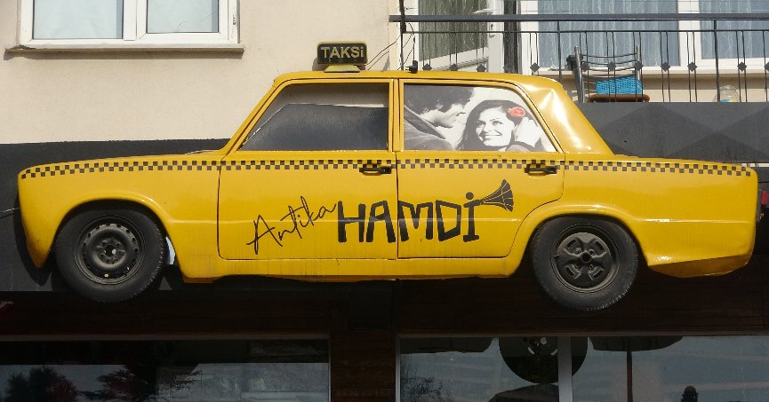 Fiyatlara kızdı, ortadan kestiği efsane otomobili tabela yaptı