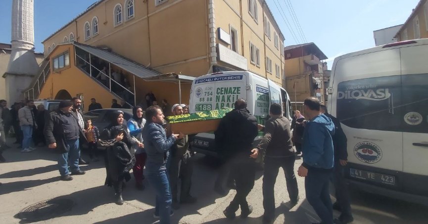 Üzerine demir kapı düşen çocuk yaşamını yitirdi