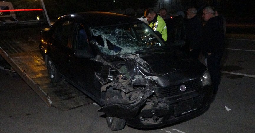 Otomobil tıra çarptı: 1’i çocuk 2 yaralı