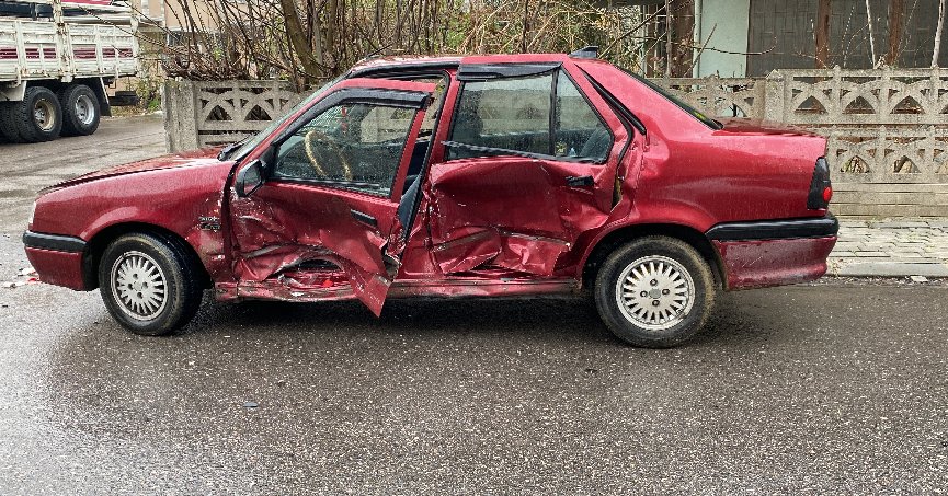 Çarpışan otomobillerden biri duvara çarparak durabildi: 1 yaralı