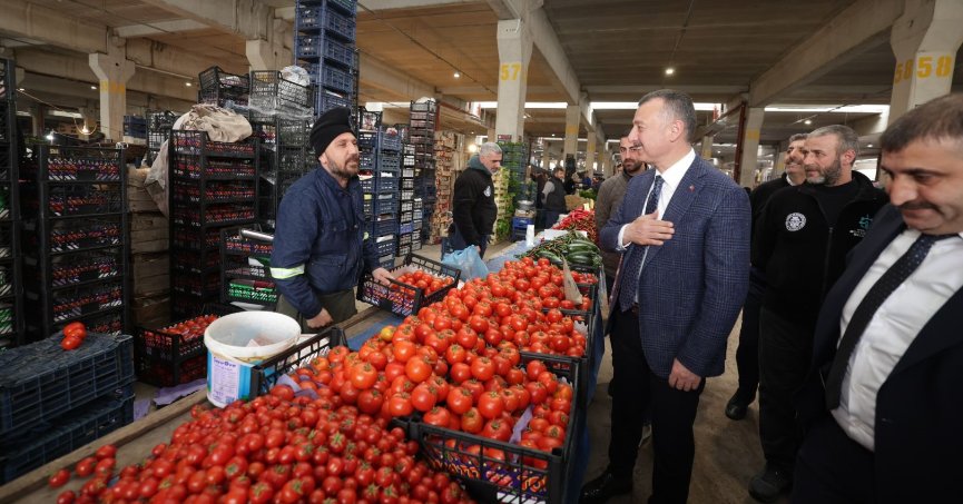 Başkan Büyükakın, Perşembe Pazarı’nı dolaştı